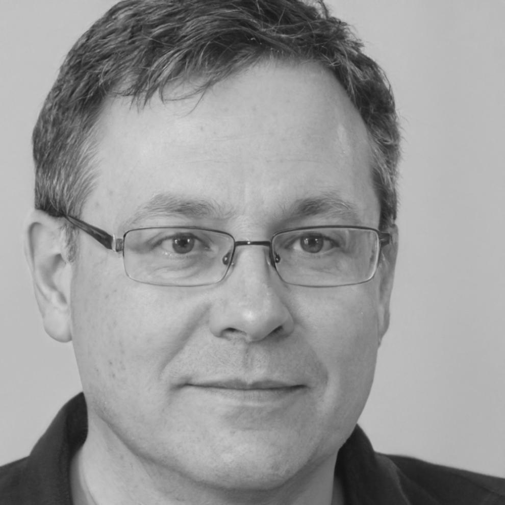 Profesional analizando estrategias SEO